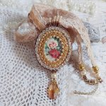 Pendentif Reflets de Rosée brodé avec cabochon résine, dentelle ancienne, chatons, gouttes Crystal, perles verres et rocailles